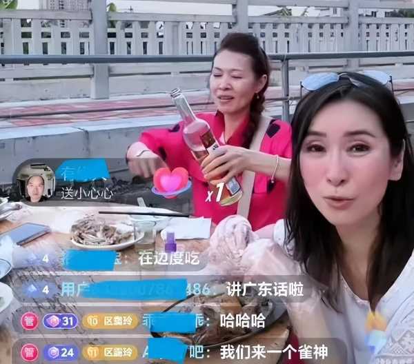 两位女港星同游东莞!不顾形象路边吃烧鸡