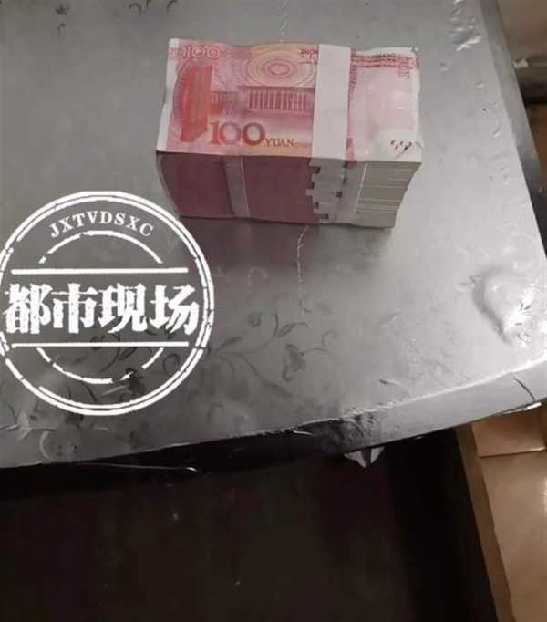 小伙住宾馆发现抽屉里有10万纸币