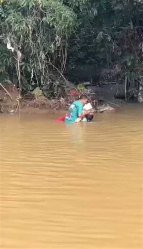 女童溺水后被垂钓者急救引非议