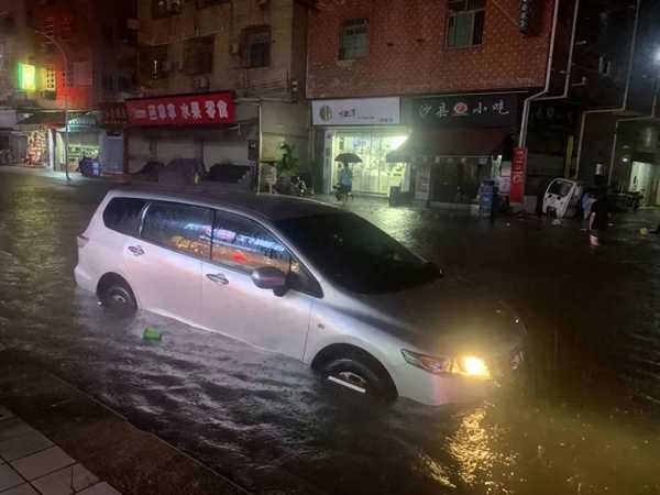 东莞遇强降雨隧道成河 车在水中自燃