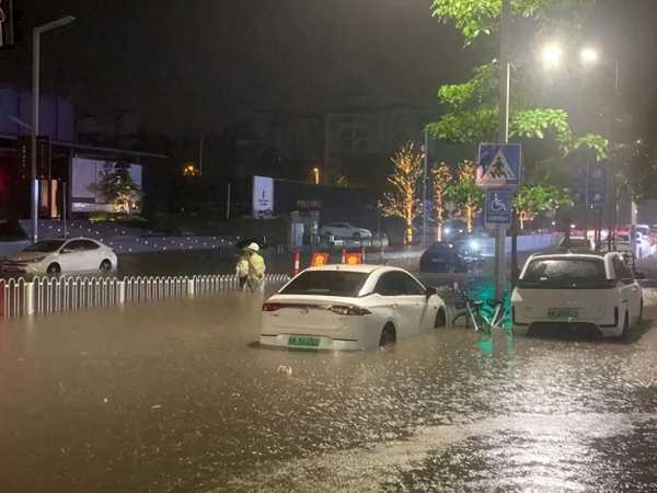 东莞遇强降雨隧道成河 车在水中自燃