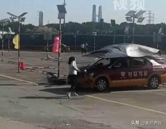 女子疑练车练崩溃暴砸教练车