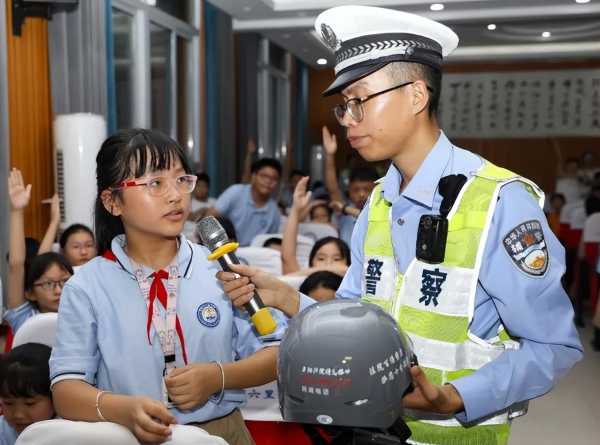 官方回应要求小学生戴头盔上下学