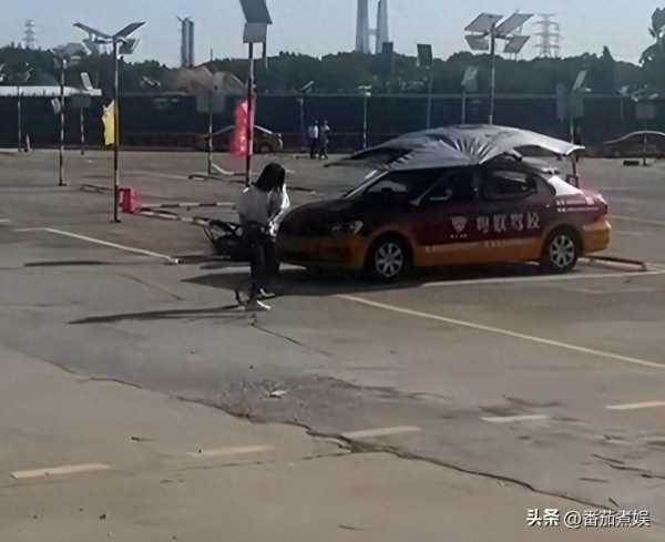 女子疑练车练崩溃暴砸教练车