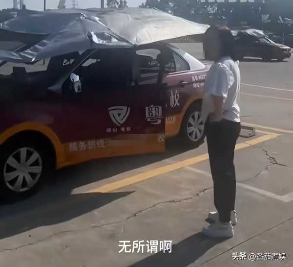 女子疑练车练崩溃暴砸教练车