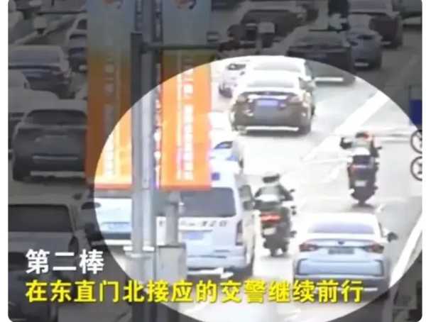 女子胳膊“掉了”求助交警送去医院救治