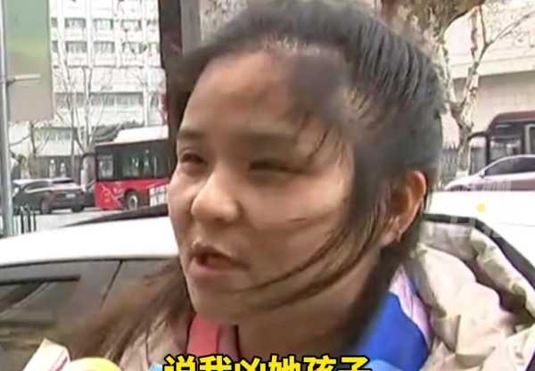 女司机提醒儿童别趴窗被乘客踢