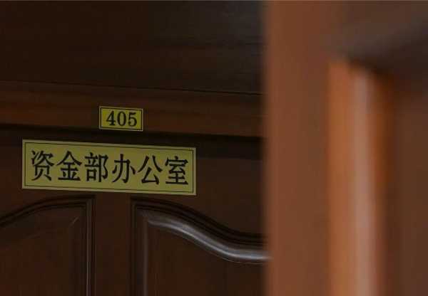 贪官收22箱现金 车被压得爬不上坡