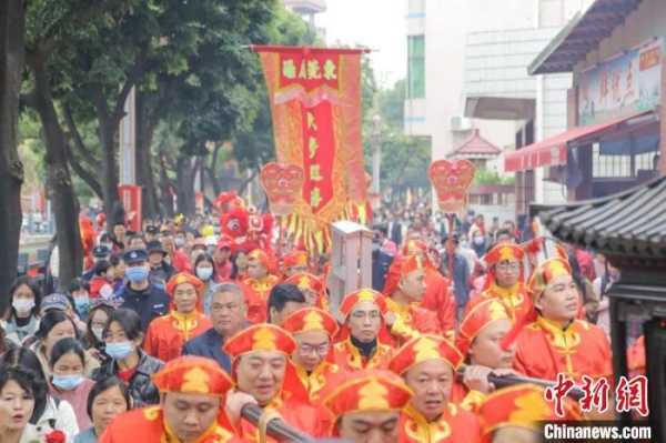 东莞麻涌镇上演“大步巡游” 非遗民俗