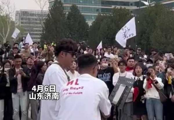 赵雷开唱前歌迷在场外开“演唱会”