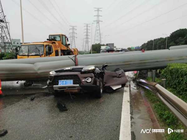 东莞东部快线吊车倒塌致2死