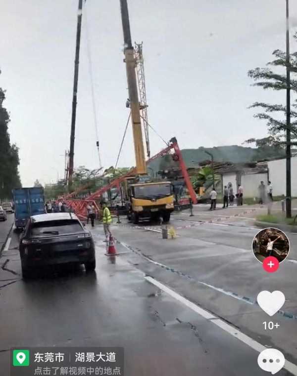 东莞厚街路边一龙门架被风吹倒!压住一车道